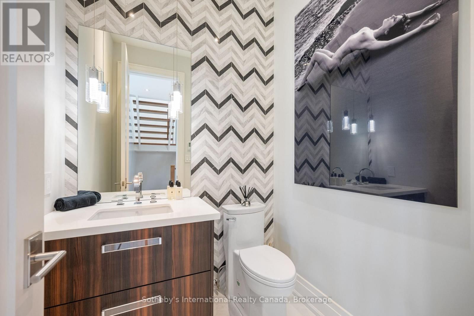 382 SANDHURST DRIVE Image 18