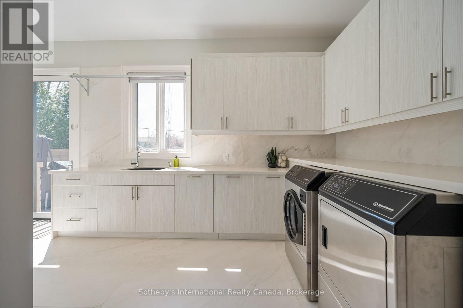 382 SANDHURST DRIVE Image 19