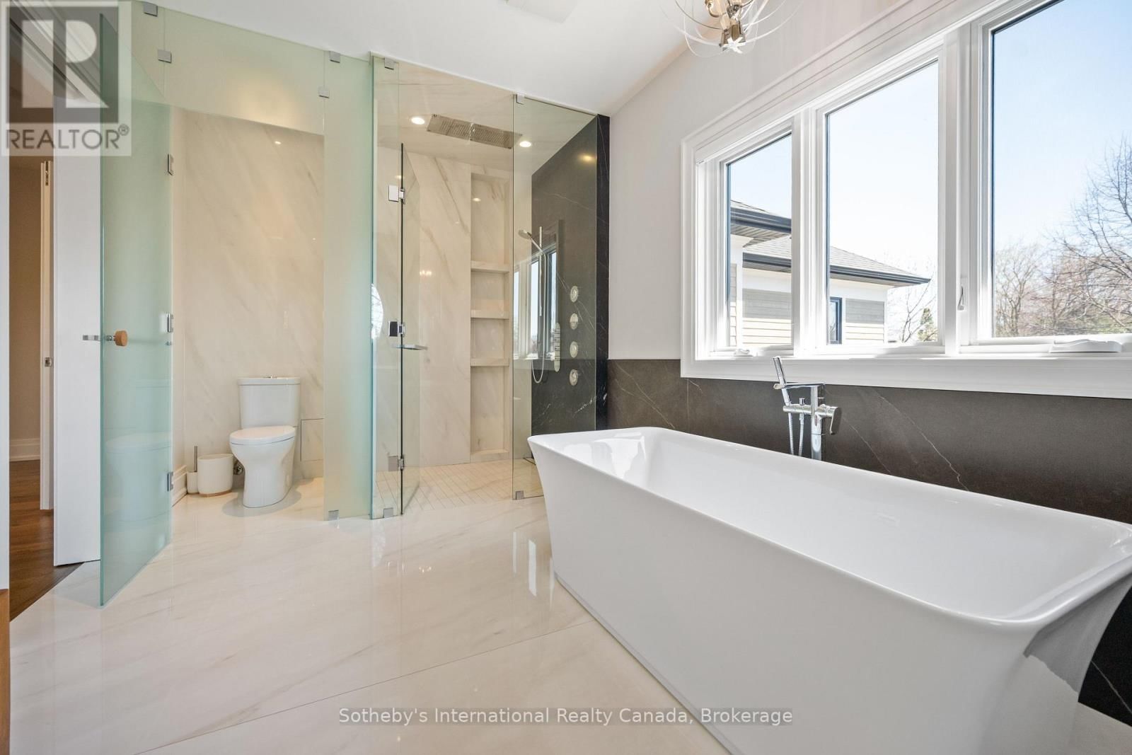 382 SANDHURST DRIVE Image 25