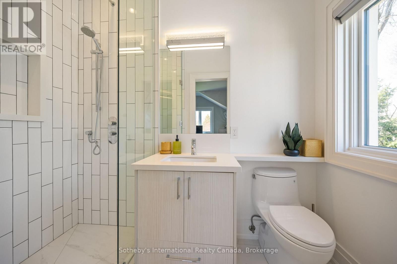 382 SANDHURST DRIVE Image 27