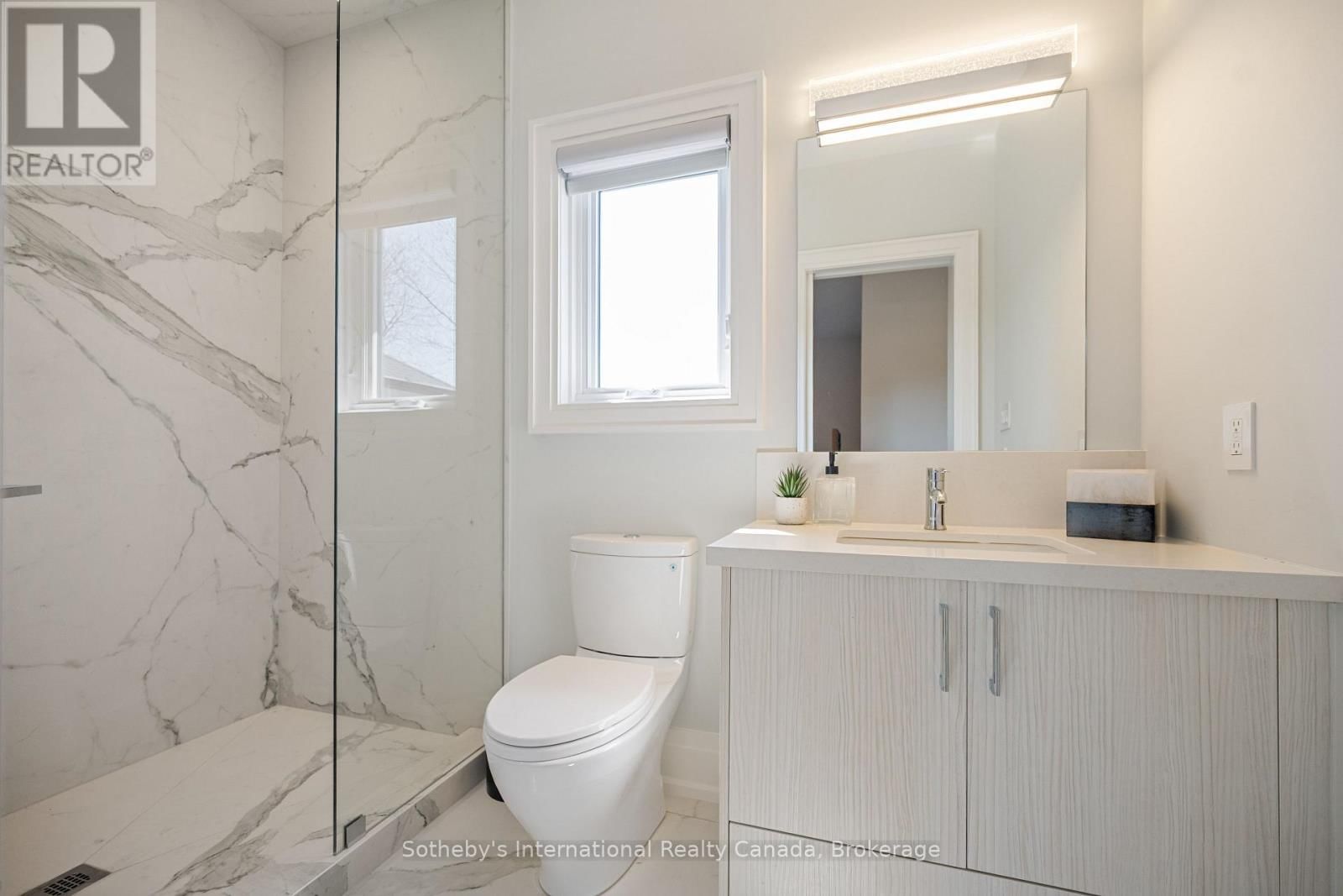 382 SANDHURST DRIVE Image 31