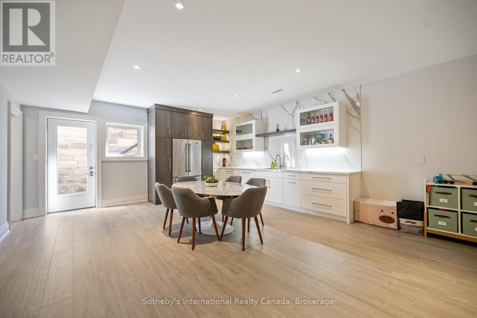 382 SANDHURST DRIVE Image 33