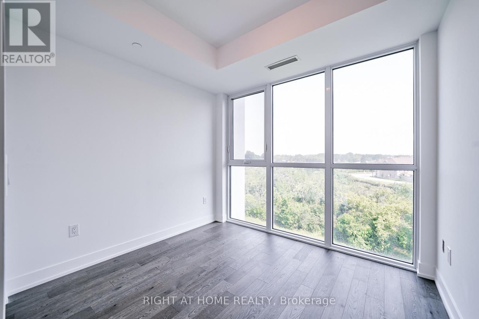 1063 DOUGLAS MCCURDY COMM CIRCLE Image 10