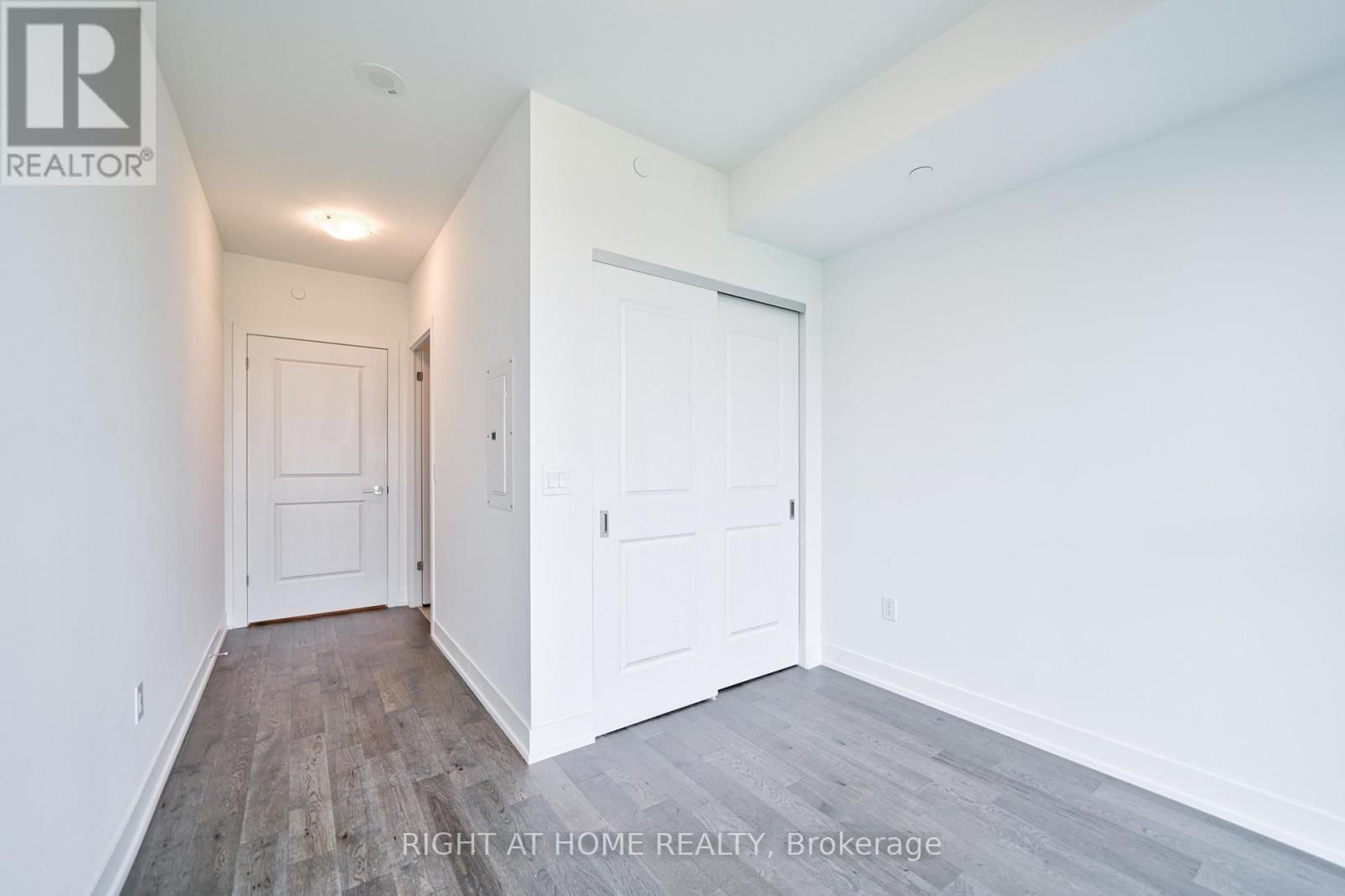 1063 DOUGLAS MCCURDY COMM CIRCLE Image 11