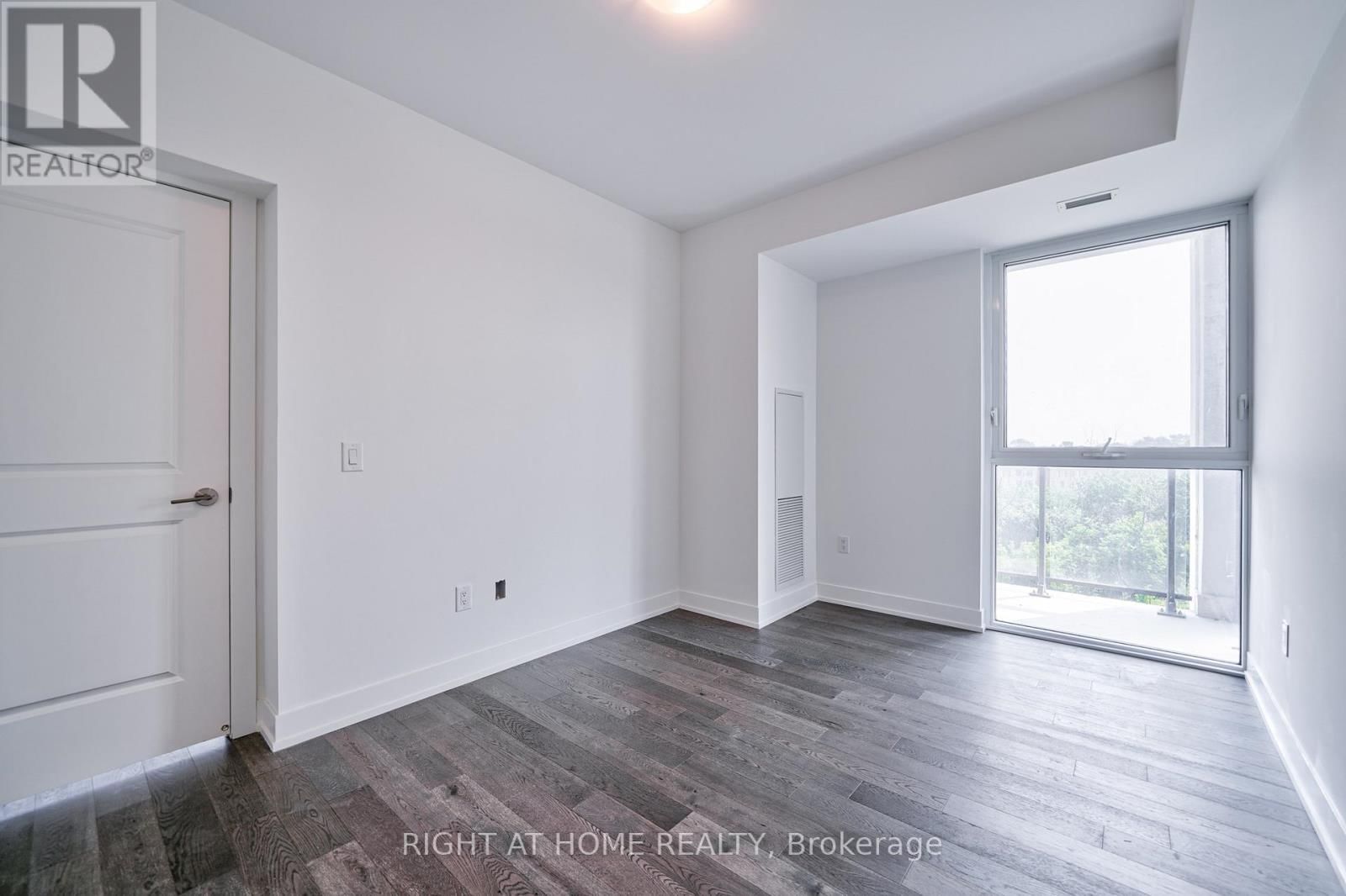 1063 DOUGLAS MCCURDY COMM CIRCLE Image 13