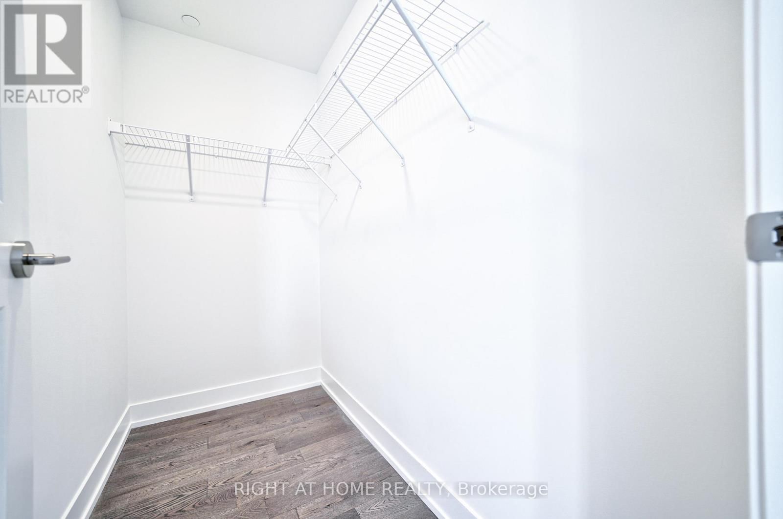 1063 DOUGLAS MCCURDY COMM CIRCLE Image 15