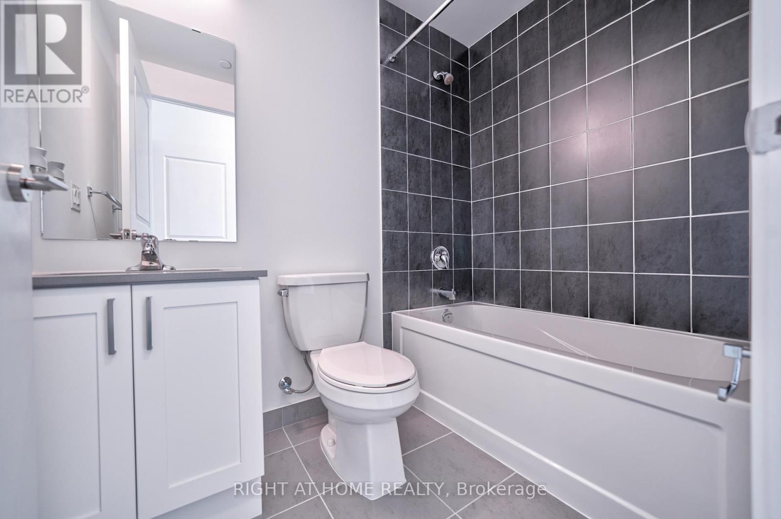 1063 DOUGLAS MCCURDY COMM CIRCLE Image 16