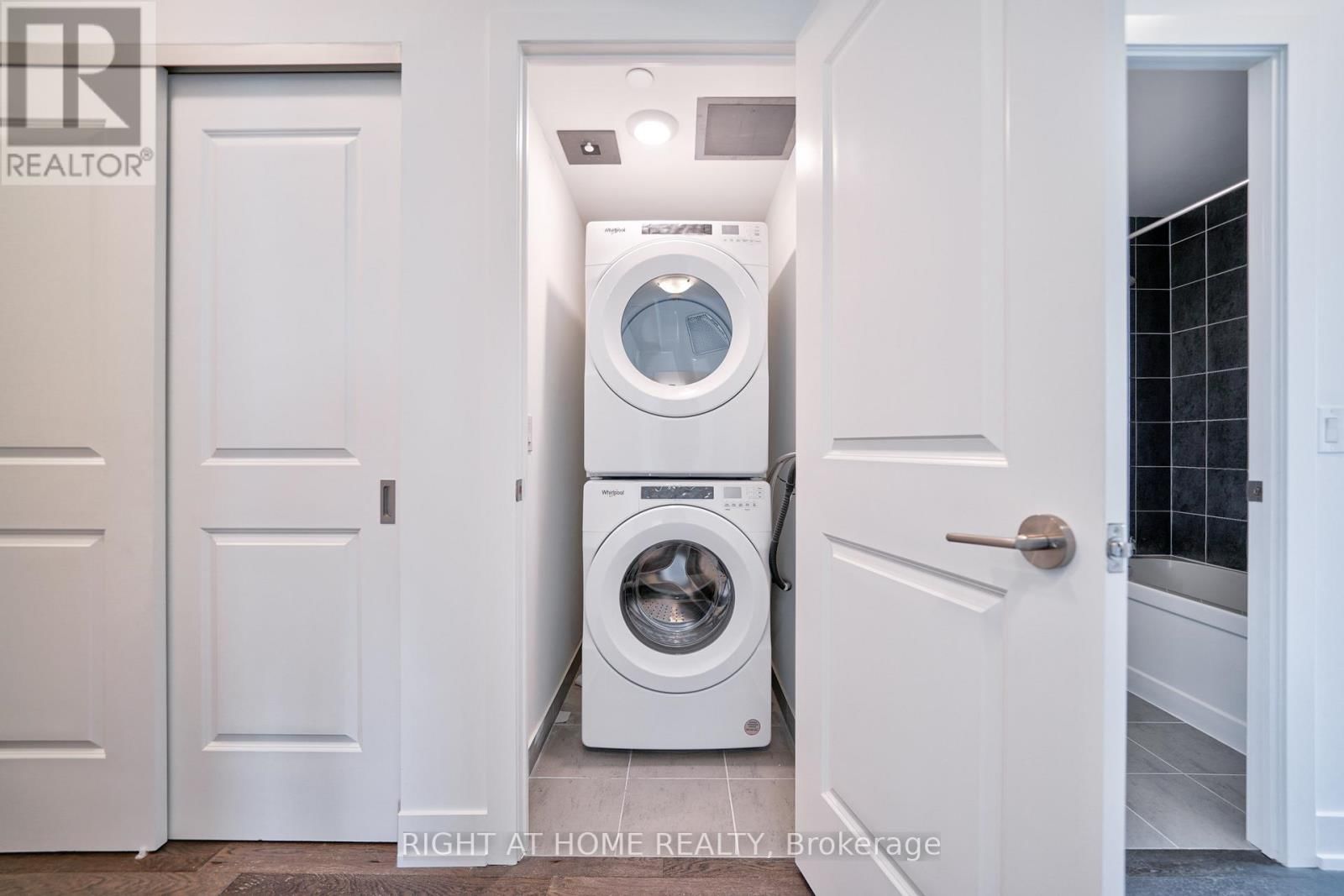 1063 DOUGLAS MCCURDY COMM CIRCLE Image 17