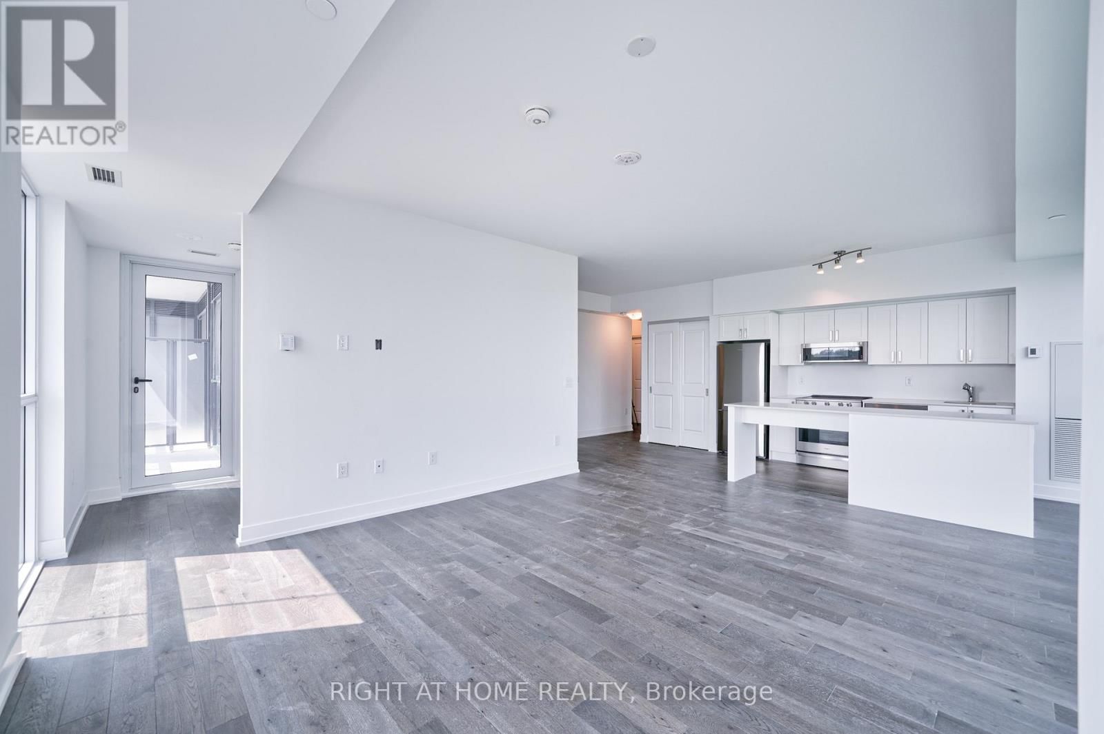 1063 DOUGLAS MCCURDY COMM CIRCLE Image 8