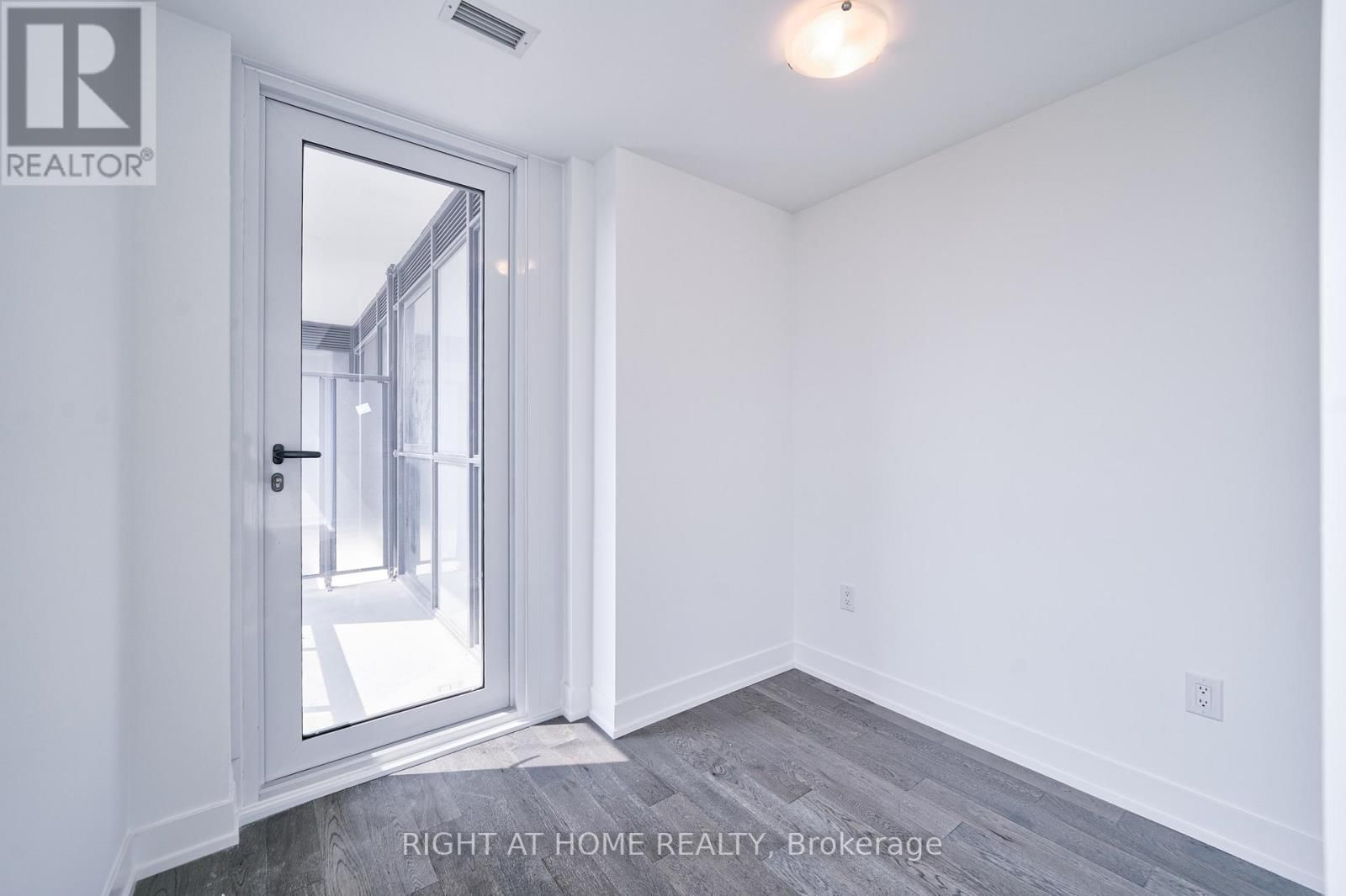 1063 DOUGLAS MCCURDY COMM CIRCLE Image 9