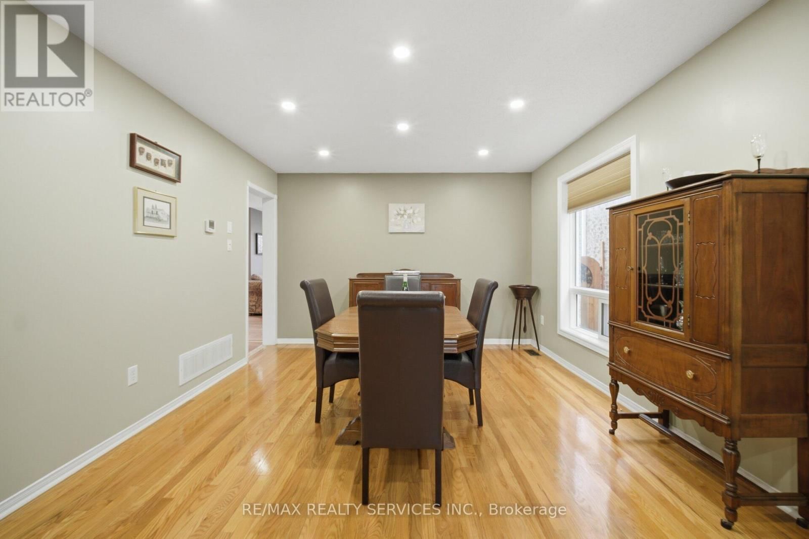 252 VINTAGE GATE Image 10