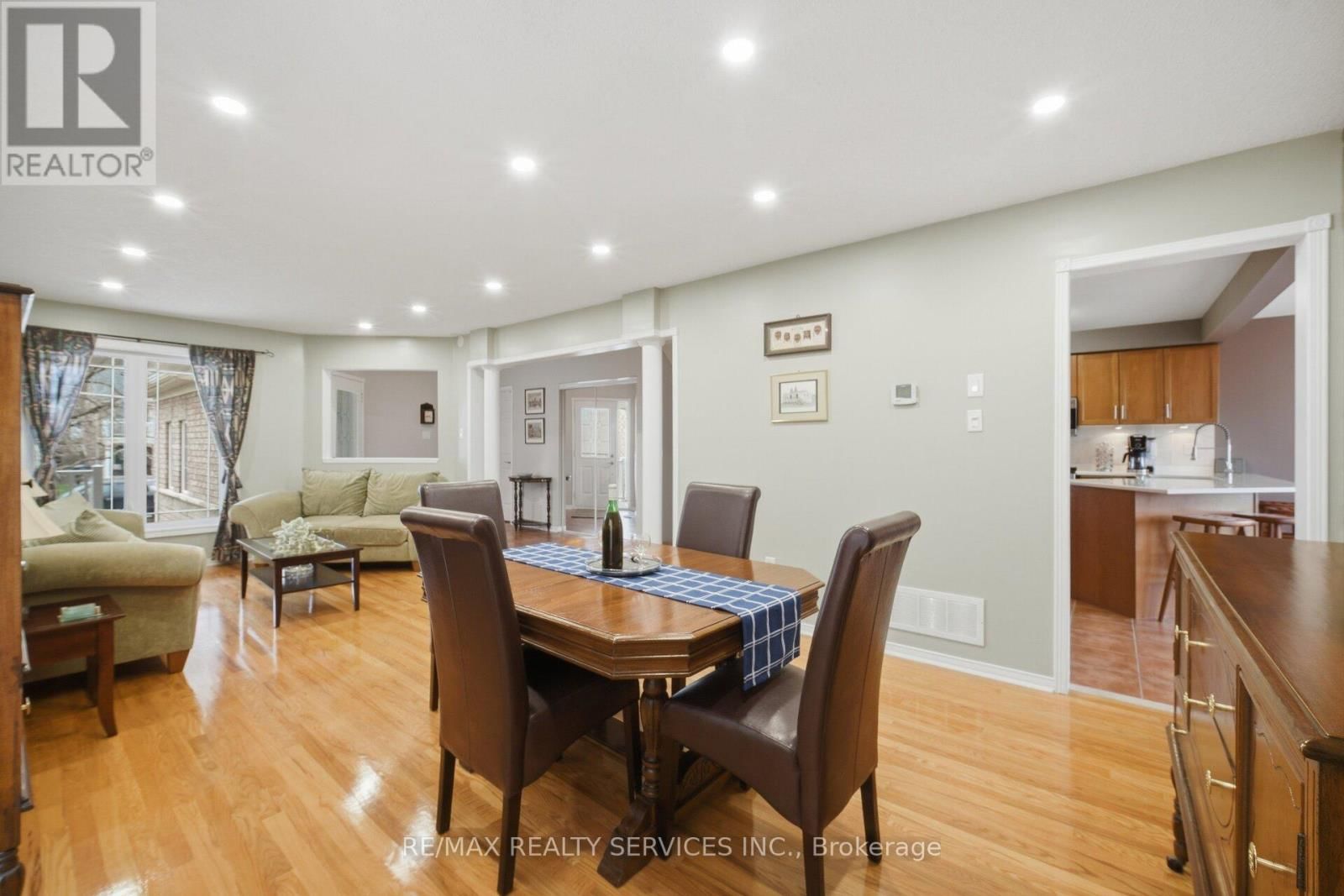 252 VINTAGE GATE Image 11