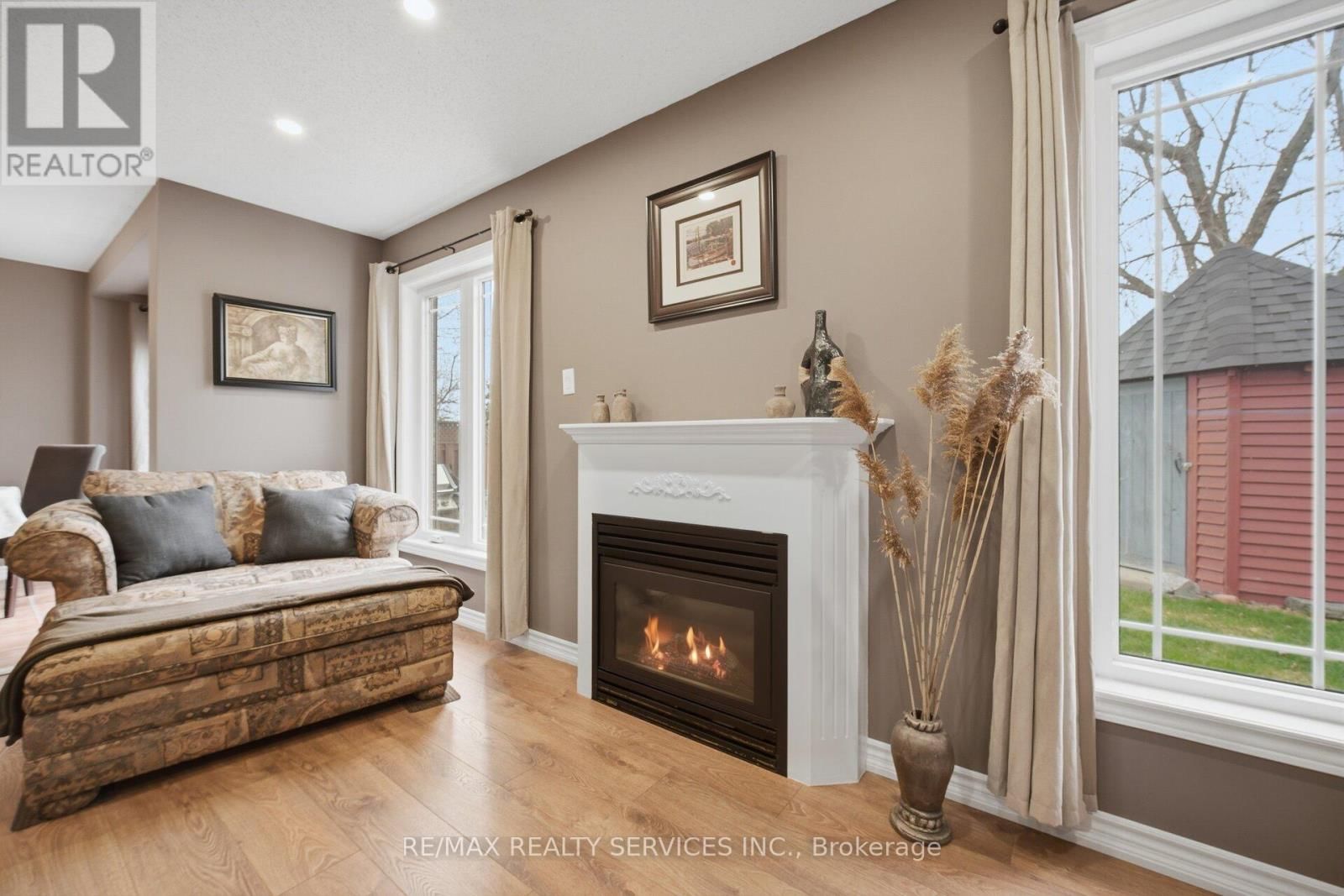 252 VINTAGE GATE Image 16