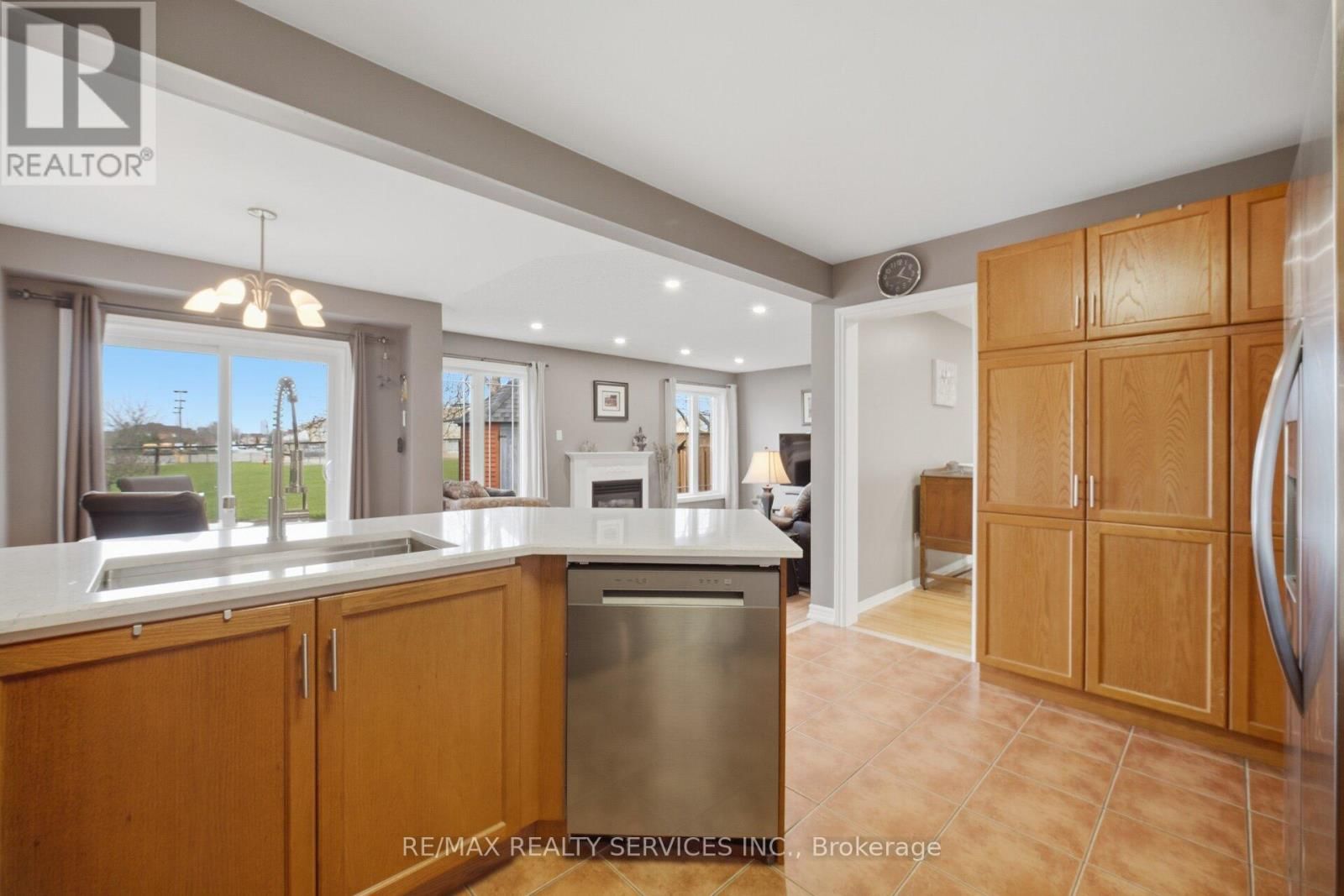 252 VINTAGE GATE Image 17