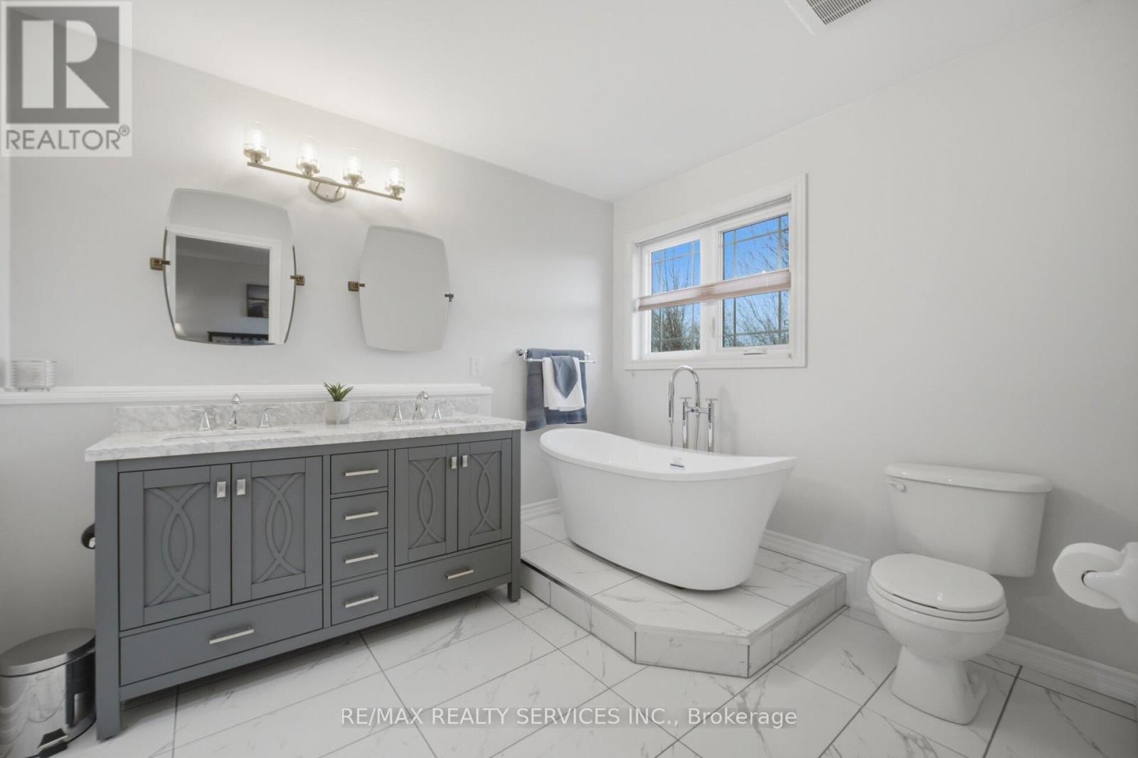 252 VINTAGE GATE Image 21