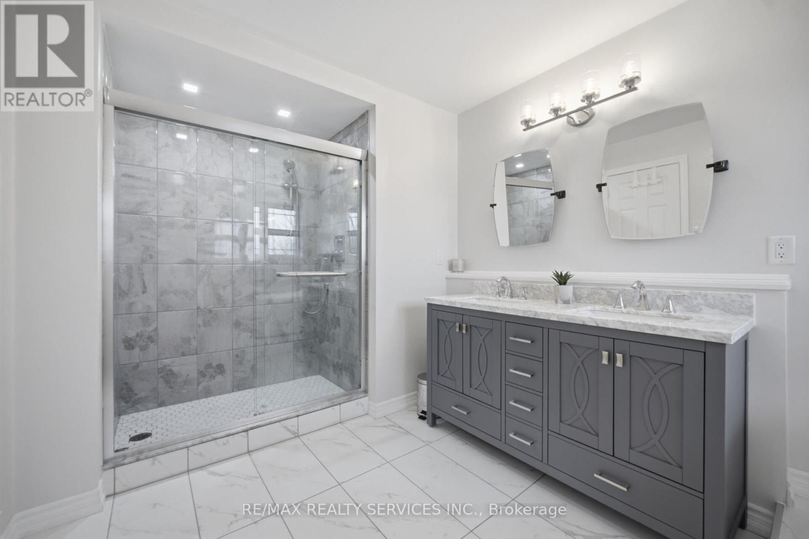 252 VINTAGE GATE Image 22