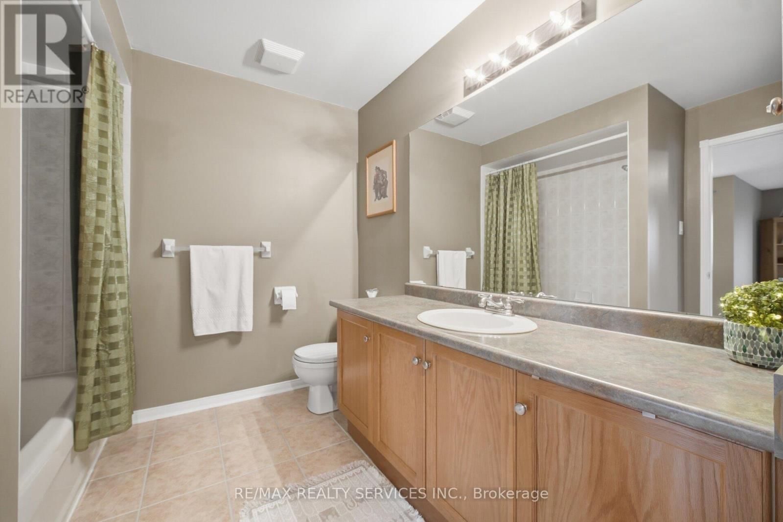 252 VINTAGE GATE Image 28