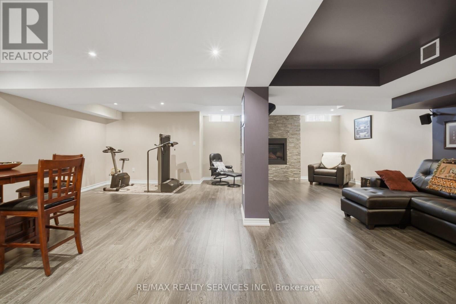 252 VINTAGE GATE Image 29