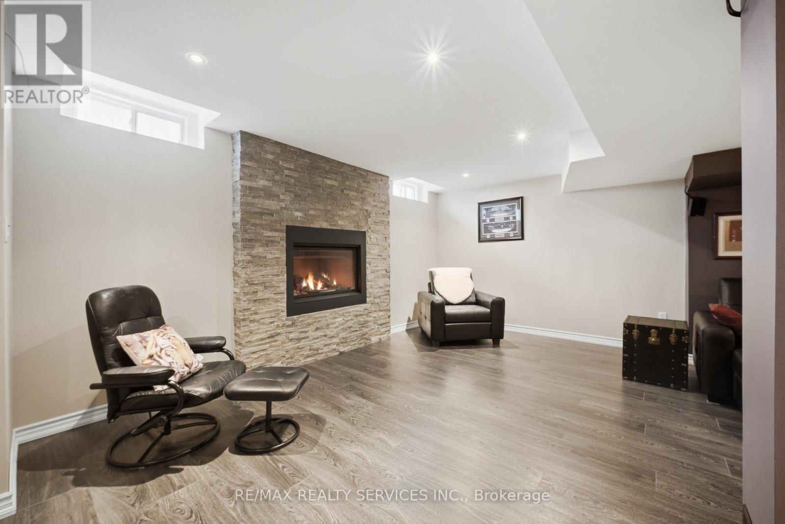 252 VINTAGE GATE Image 34