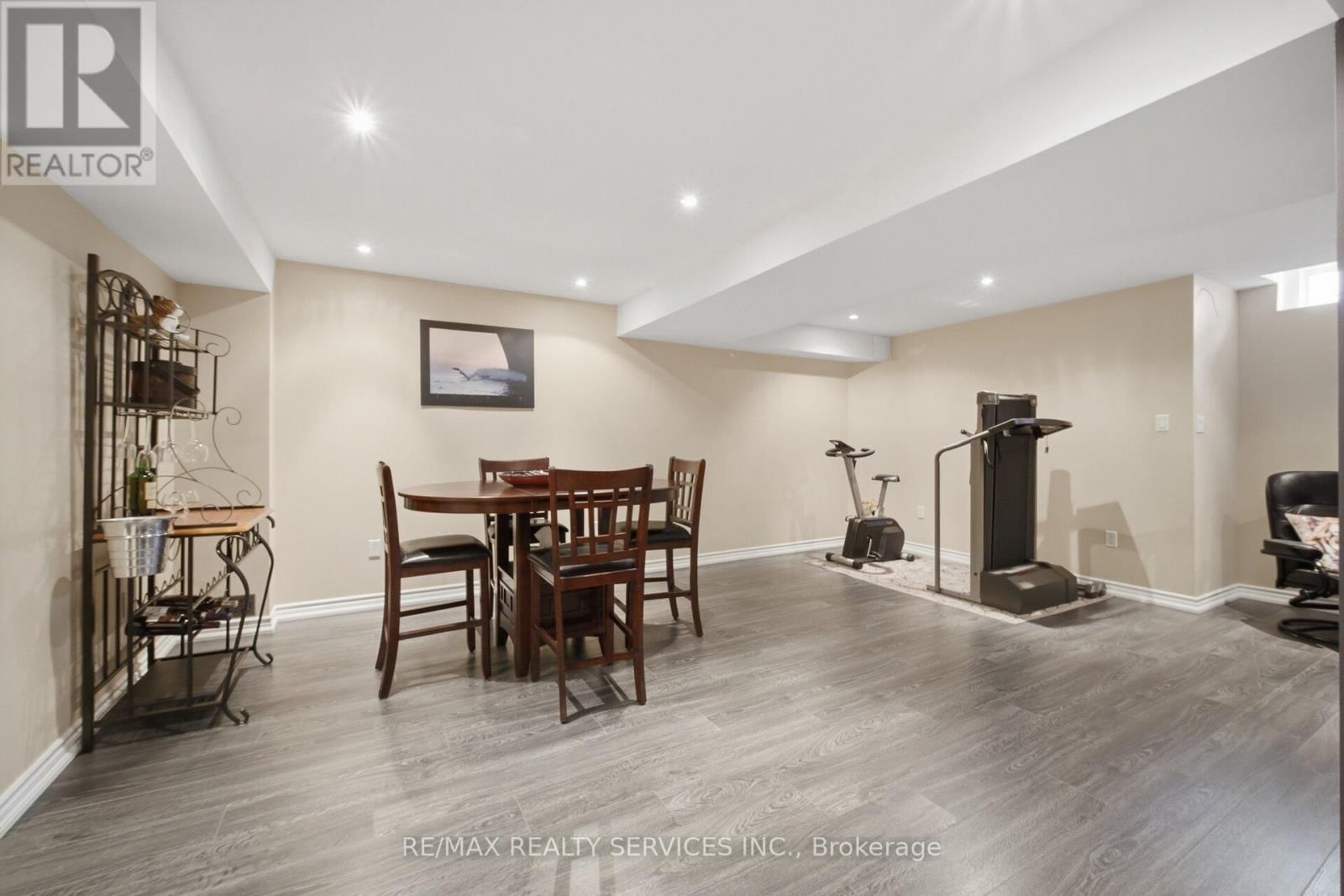 252 VINTAGE GATE Image 36