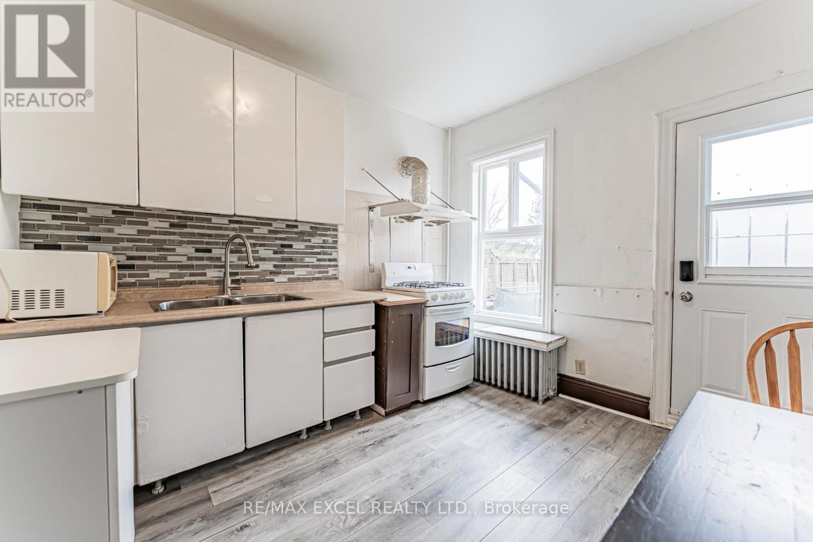 576 GLADSTONE AVENUE Image 19