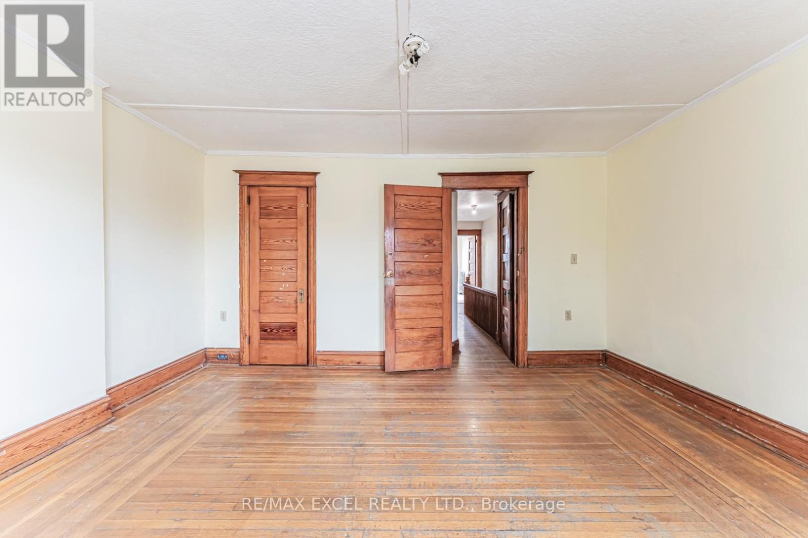 576 GLADSTONE AVENUE Image 32