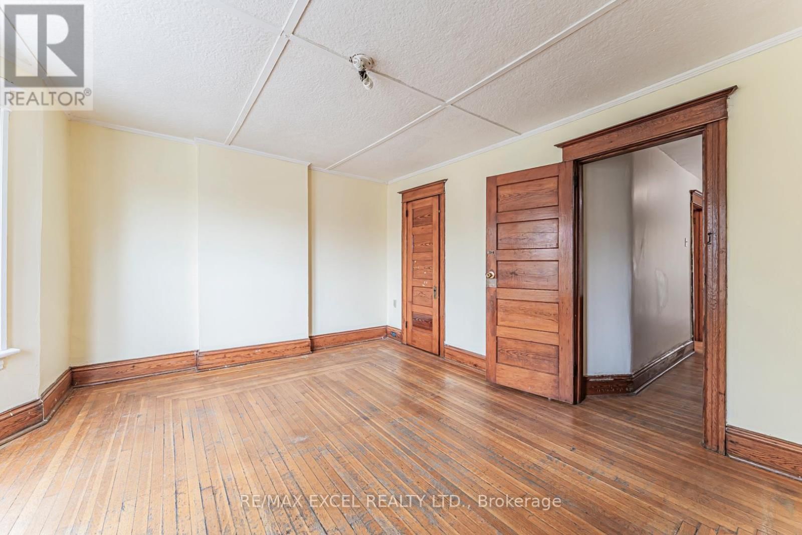 576 GLADSTONE AVENUE Image 33