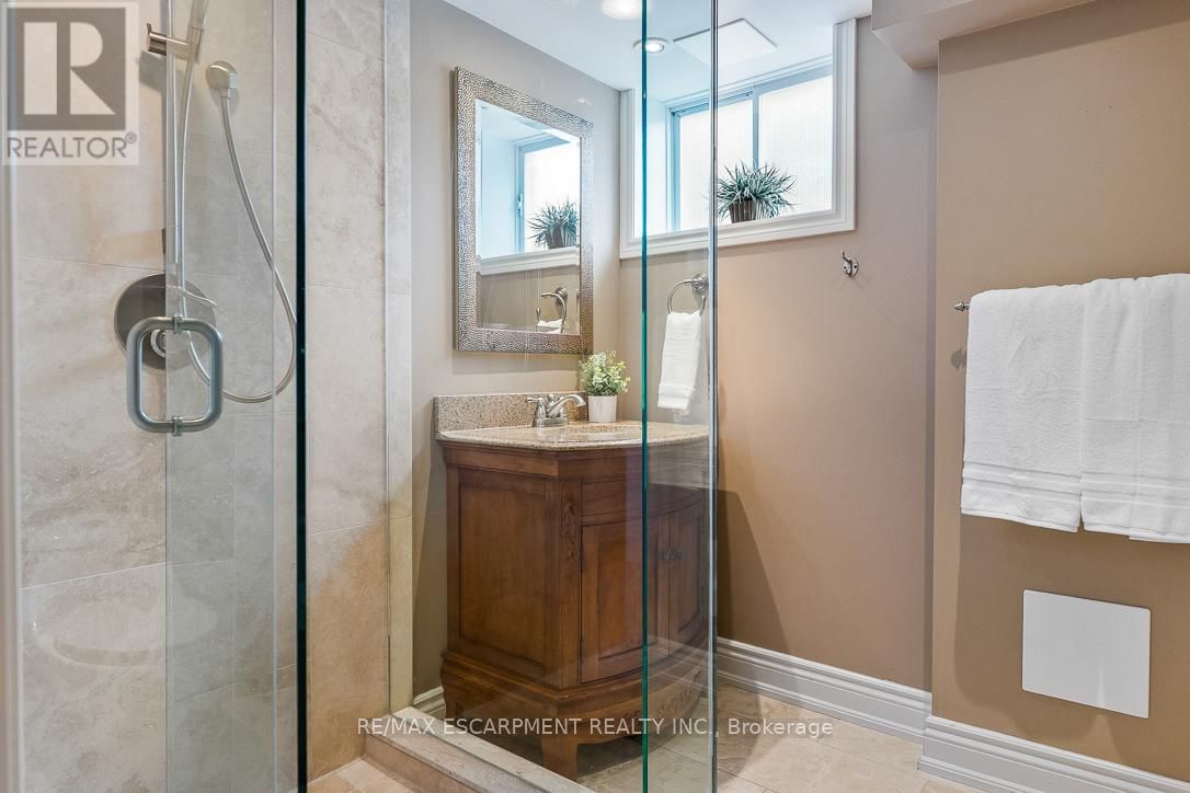 996 CRESTHAMPTON LANE Image 40