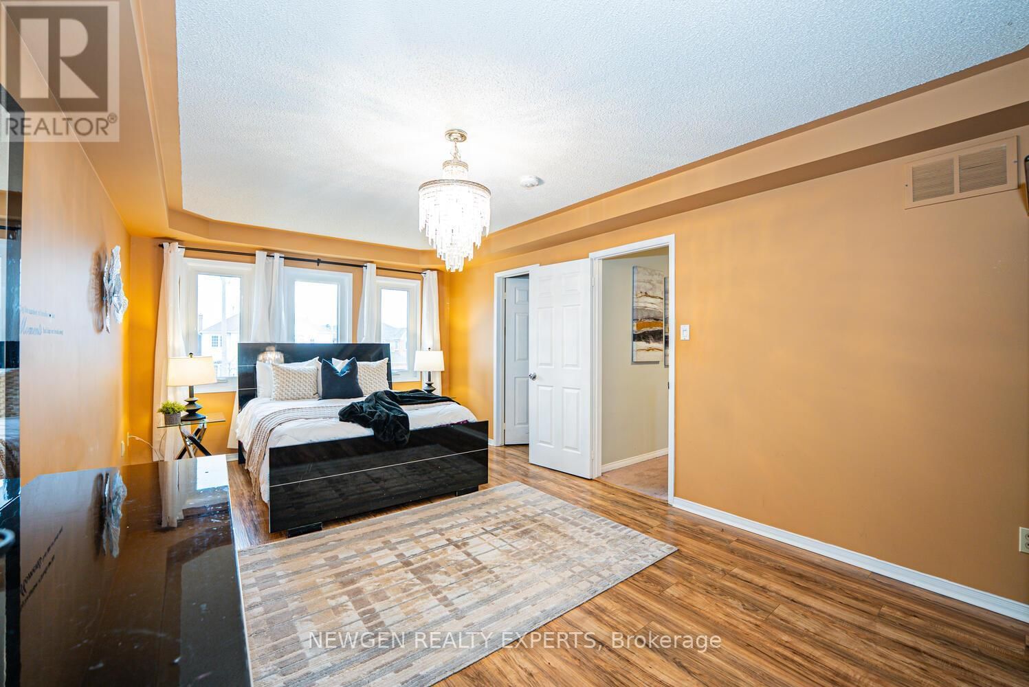 30 ADIRONDACK CRESCENT Image 24