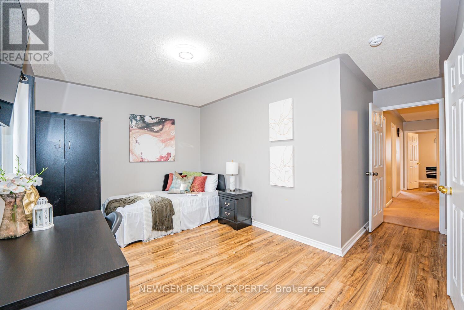 30 ADIRONDACK CRESCENT Image 32