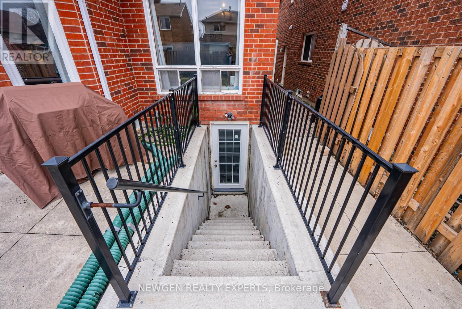 30 ADIRONDACK CRESCENT Image 40
