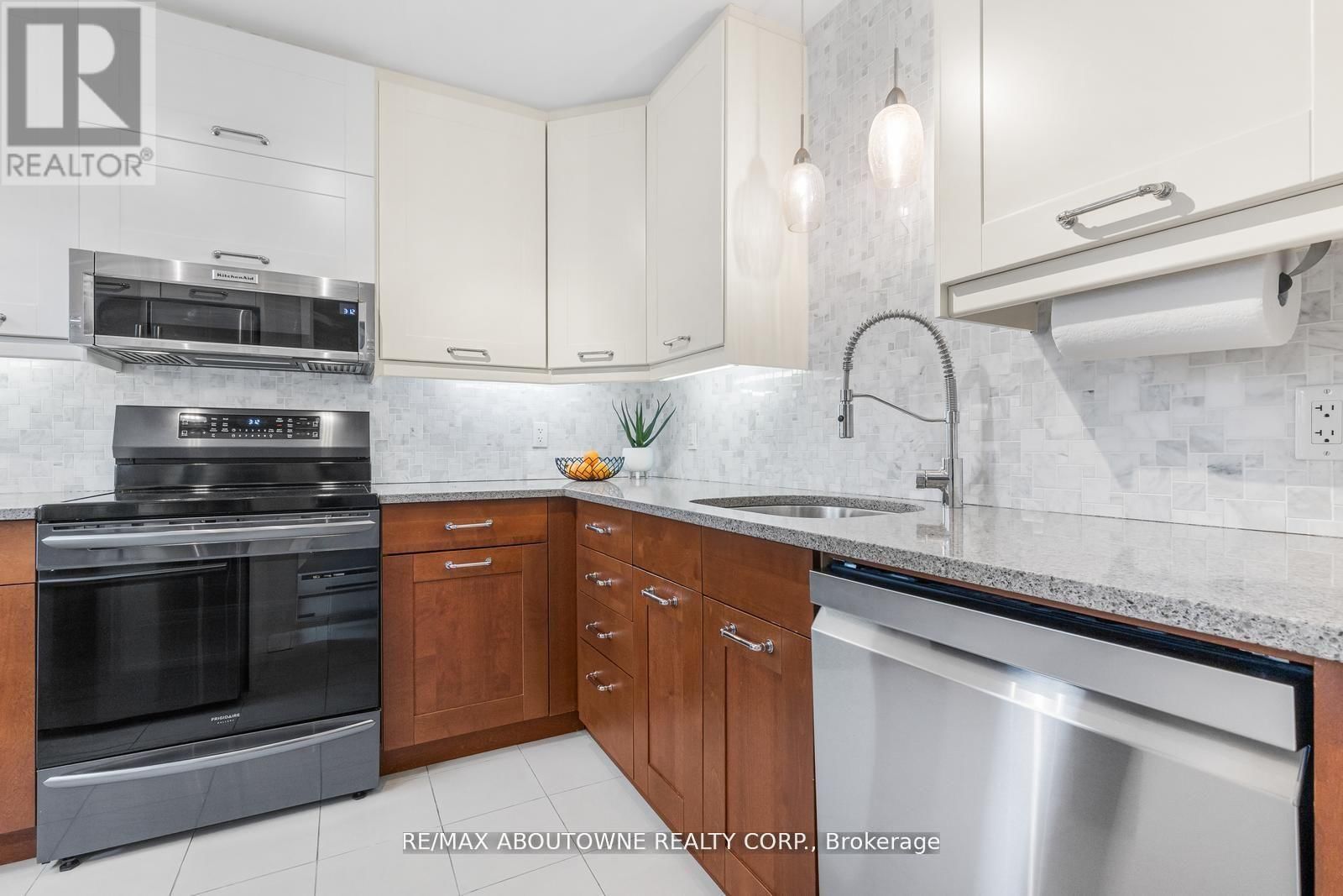 71 SARAH LANE Image 5