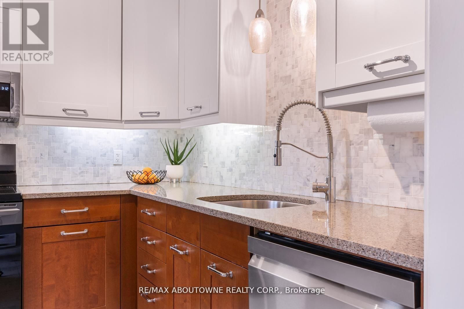 71 SARAH LANE Image 6