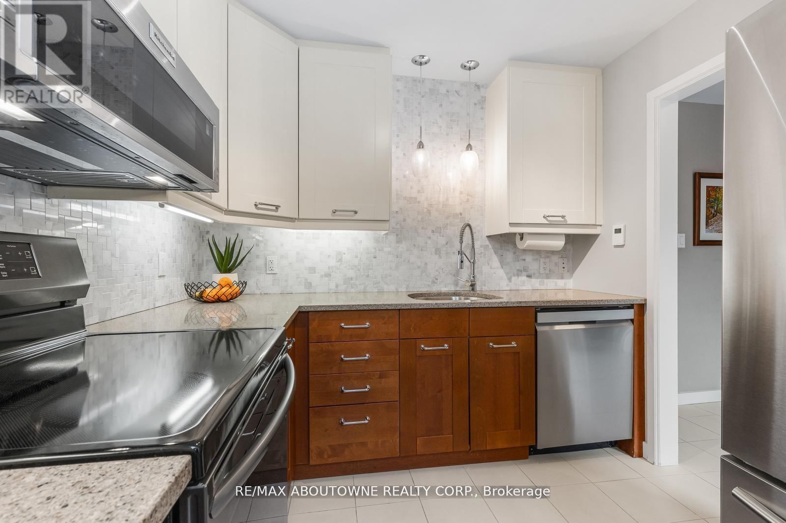 71 SARAH LANE Image 8