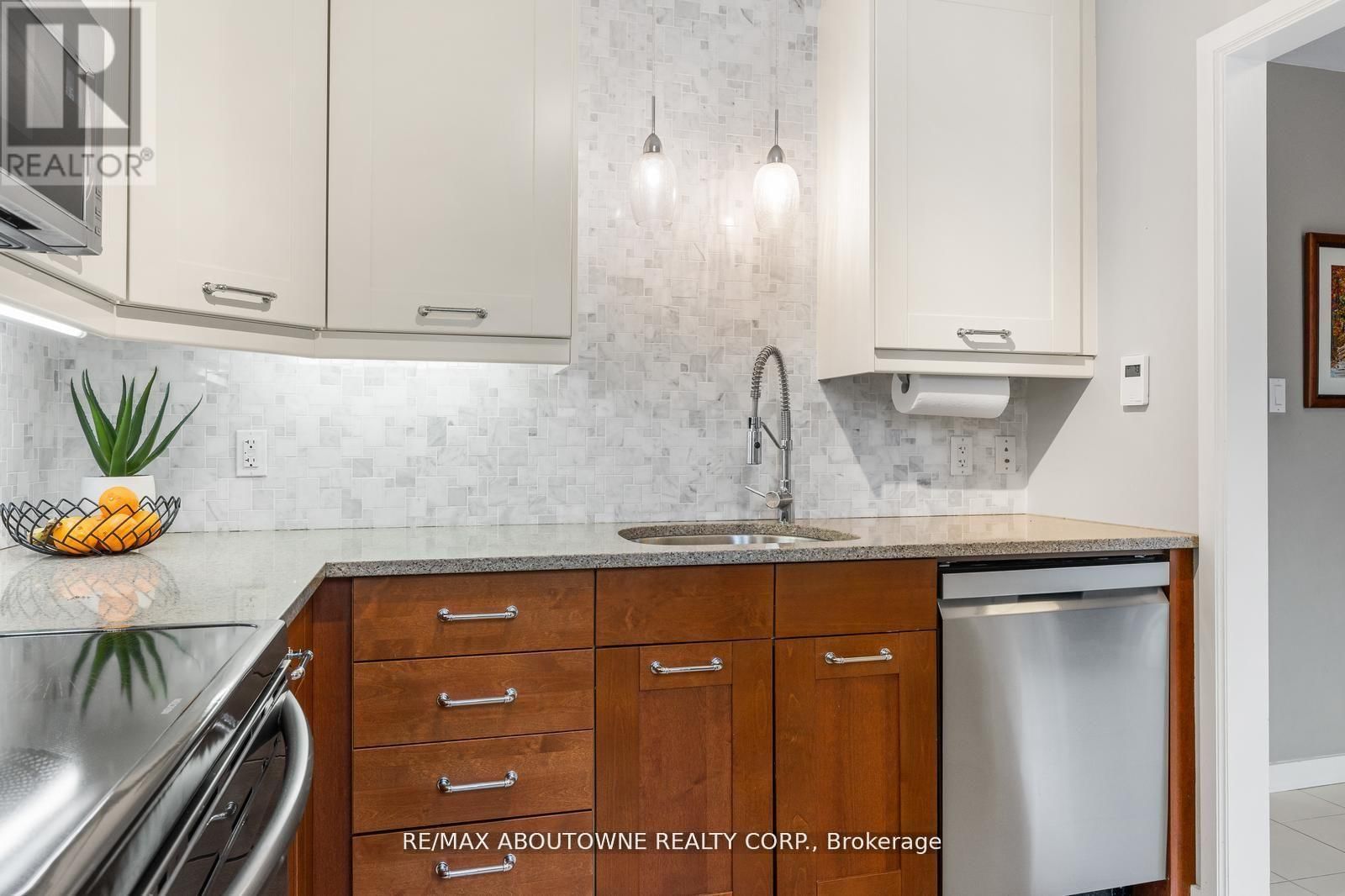 71 SARAH LANE Image 9