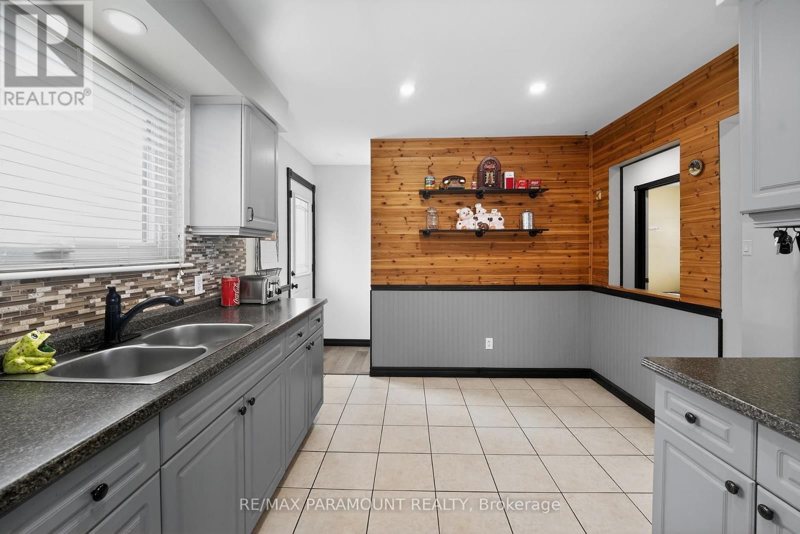 202 ARCHDEKIN DRIVE Image 17