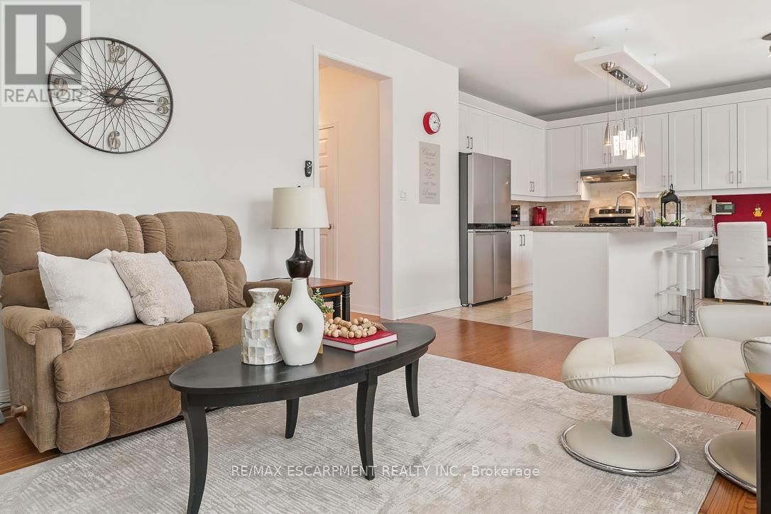 1211 BARR CRESCENT Image 12