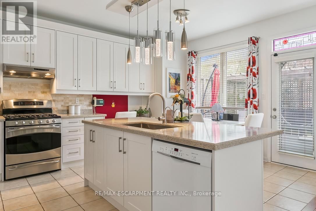 1211 BARR CRESCENT Image 18