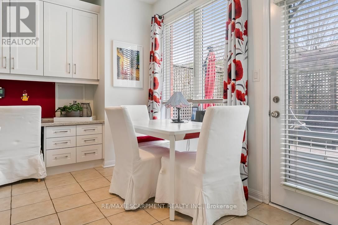 1211 BARR CRESCENT Image 19