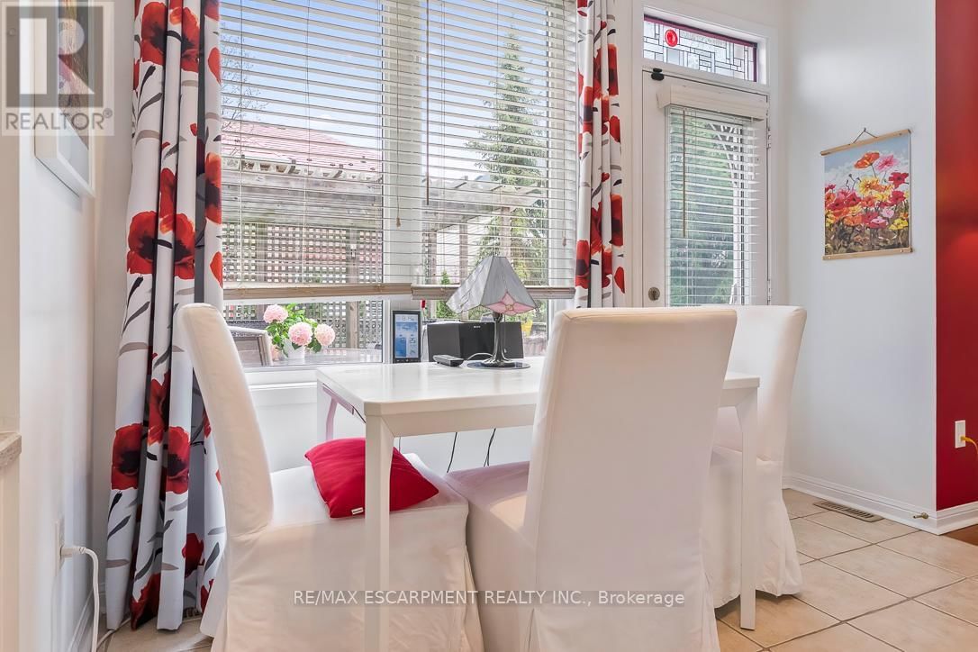 1211 BARR CRESCENT Image 20