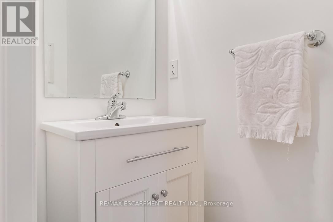 1211 BARR CRESCENT Image 21