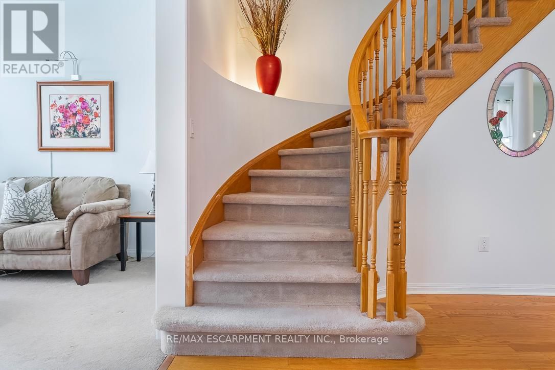 1211 BARR CRESCENT Image 22