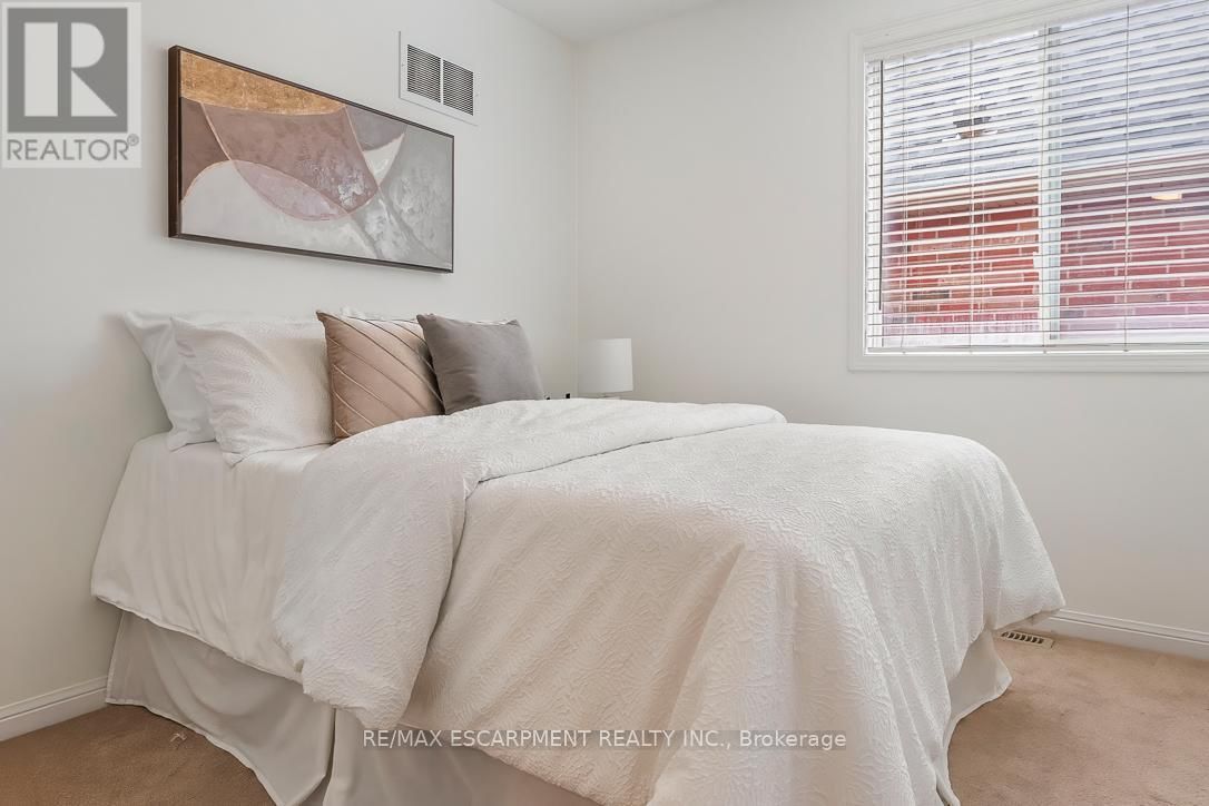 1211 BARR CRESCENT Image 28