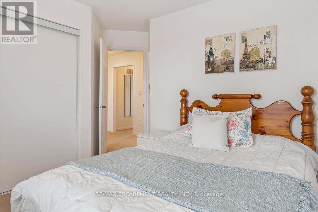 1211 BARR CRESCENT Image 31