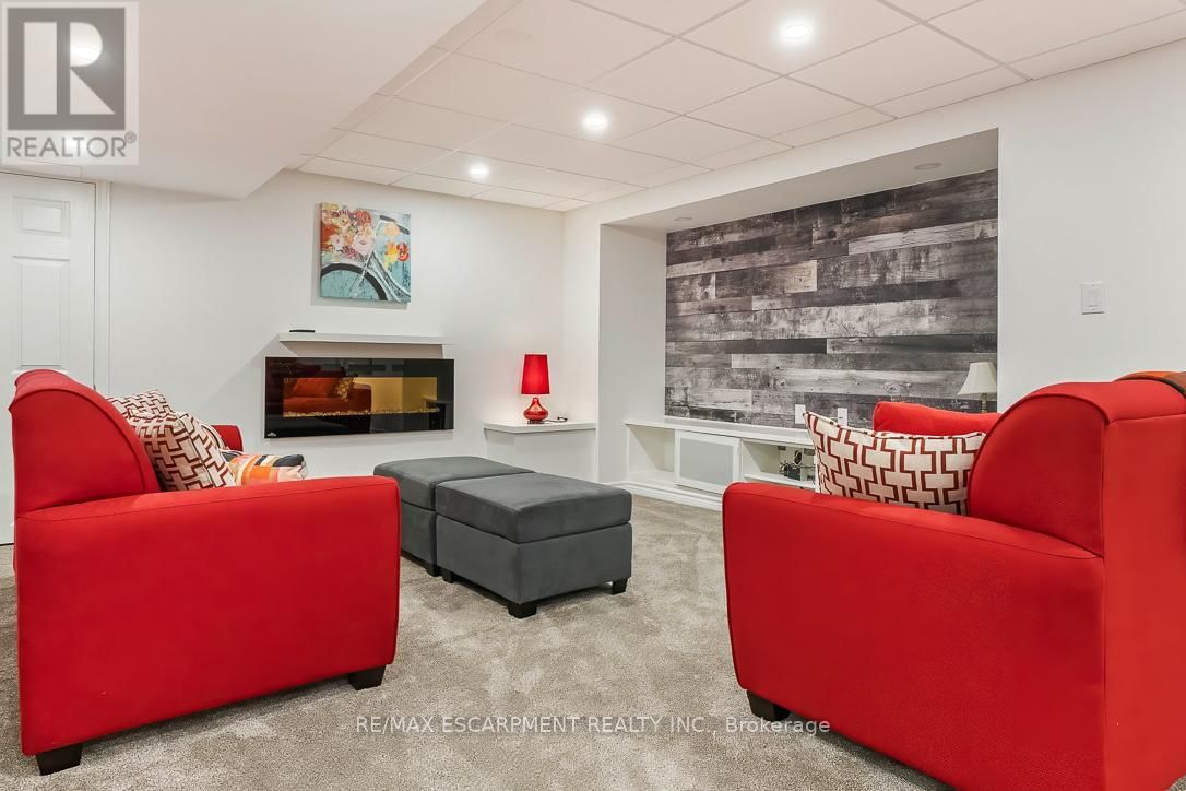 1211 BARR CRESCENT Image 36