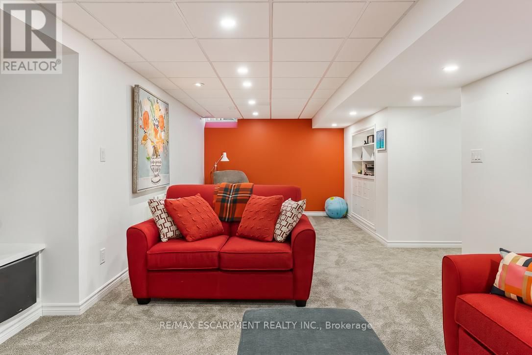 1211 BARR CRESCENT Image 38