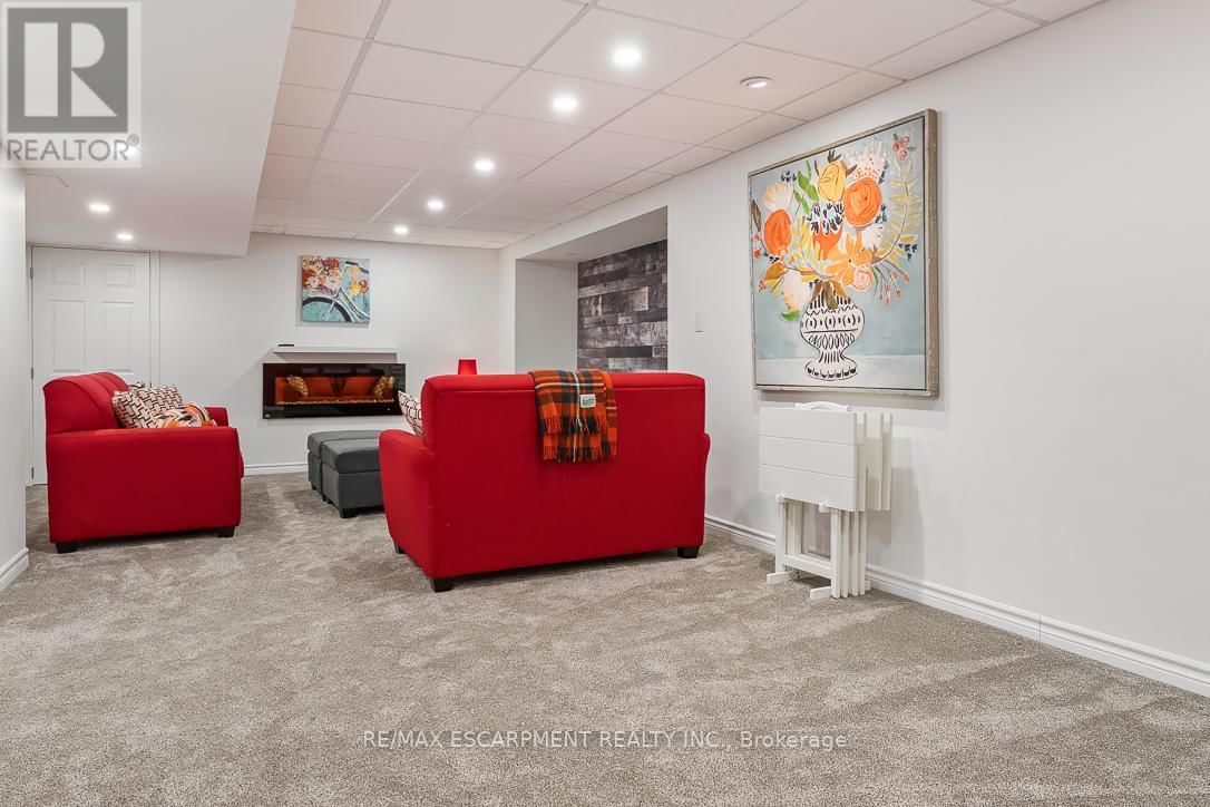 1211 BARR CRESCENT Image 40