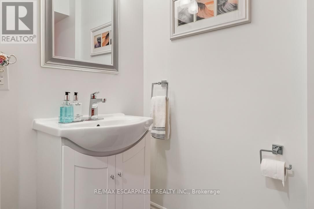 1211 BARR CRESCENT Image 41