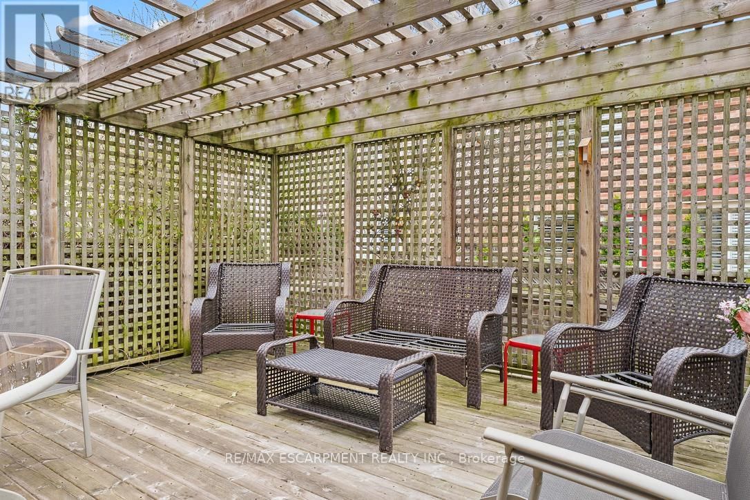 1211 BARR CRESCENT Image 43