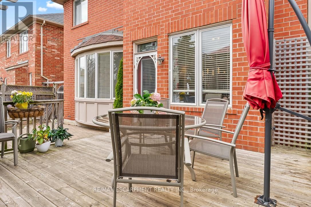 1211 BARR CRESCENT Image 44